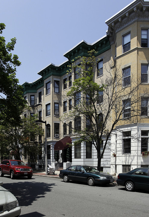 Harrington's Place in Boston, MA - Foto de edificio