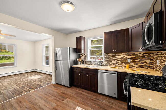 143 Kneen St in Shelton, CT - Building Photo - Building Photo