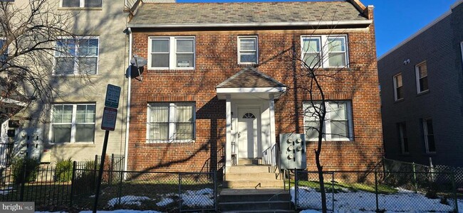 property at 1516 F St NE