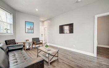 2433 S Oakley Ave in Chicago, IL - Building Photo - Building Photo