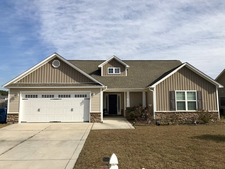 732 Radiant Dr in Jacksonville, NC - Building Photo