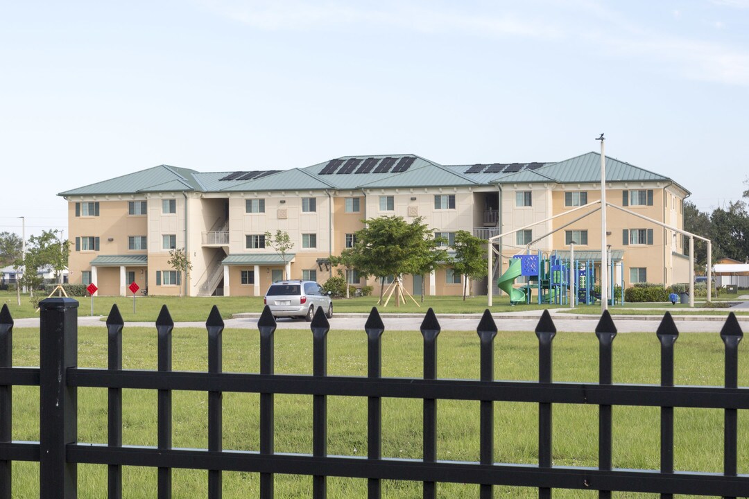 East Pointe Place in Ft. Myers, FL - Foto de edificio