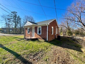 1001 Huffine Mill Rd in Greensboro, NC - Building Photo - Building Photo