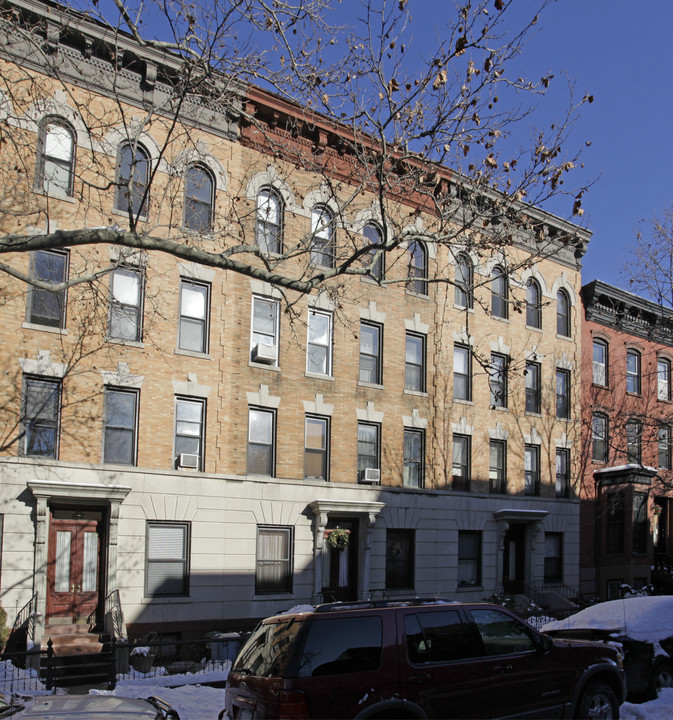 137 Kent St in Brooklyn, NY - Building Photo