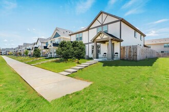 Audra Townhomes in Denton, TX - Foto de edificio - Building Photo
