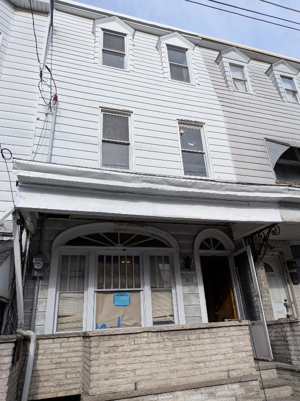 property at 307 W Centre St