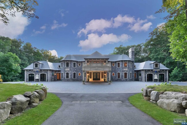 105 Chestnut Ridge Rd in Saddle River, NJ - Foto de edificio - Building Photo