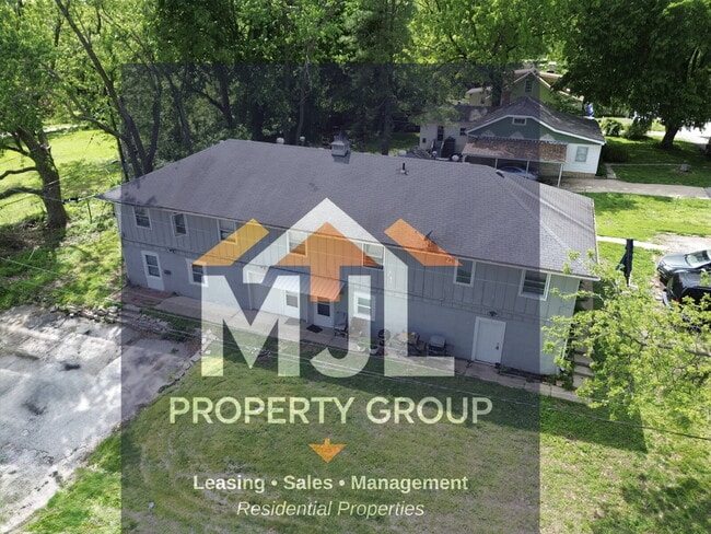 704 N Willow Ave in Sugar Creek, MO - Building Photo - Building Photo