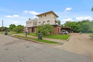 213 N Houston Ave in Bryan, TX - Building Photo