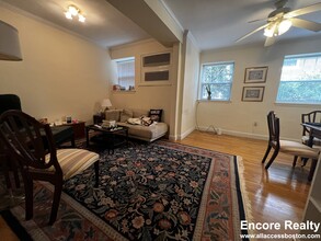 22 Fairbanks St, Unit 2M in Brookline, MA - Building Photo - Building Photo