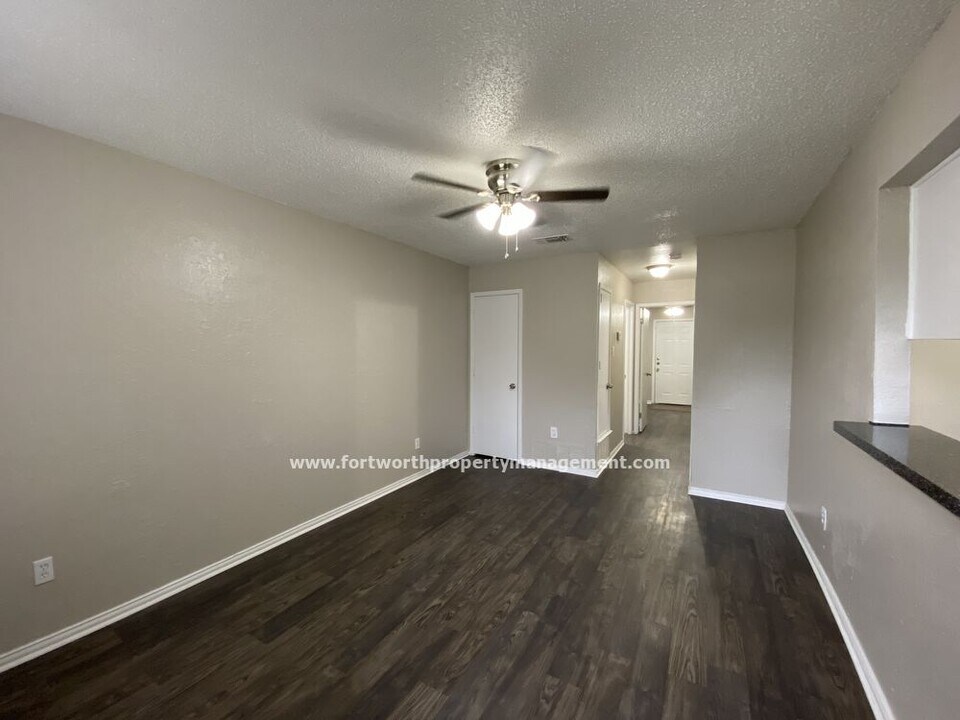 209 Roberts Cir-Unit -B in Arlington, TX - Building Photo