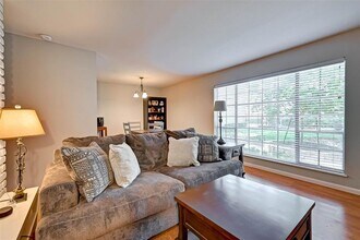 2201 Fountain View Dr in Houston, TX - Building Photo - Building Photo