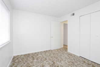 Glenbrook Apartments in Peoria, IL - Building Photo - Interior Photo