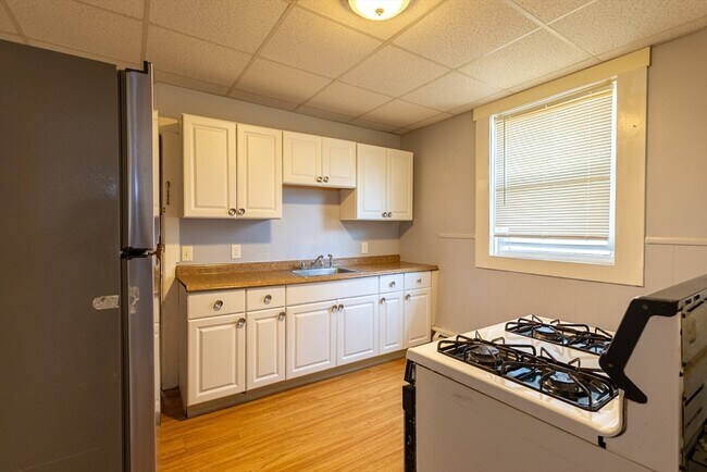 555 Essex St in Lynn, MA - Building Photo - Building Photo