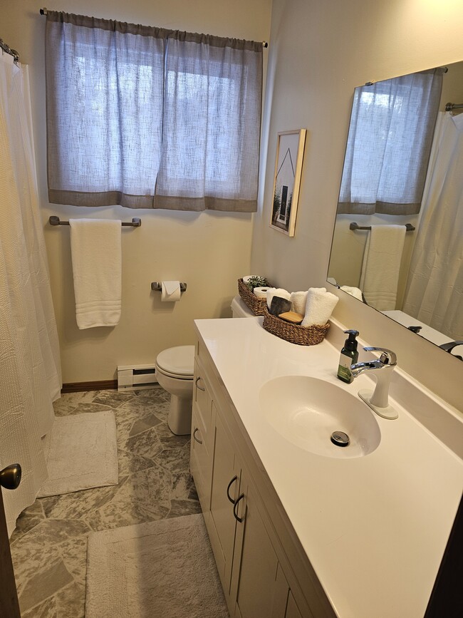 1006 Oak St in Lisbon, ND - Foto de edificio - Building Photo