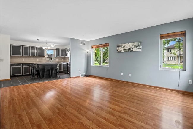 562 Lexington Dr in Oregon, WI - Foto de edificio - Building Photo