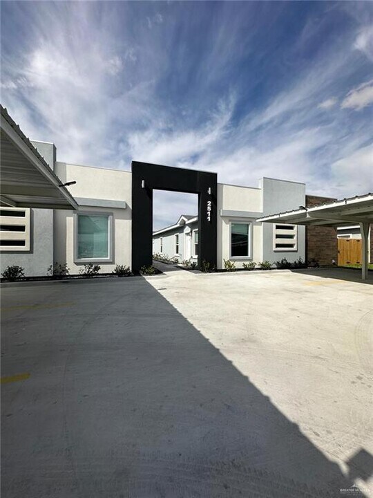 2511 N Vineyard Ave, Unit 1 in Edinburg, TX - Foto de edificio