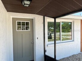 654 Harvey St in Englewood, FL - Building Photo