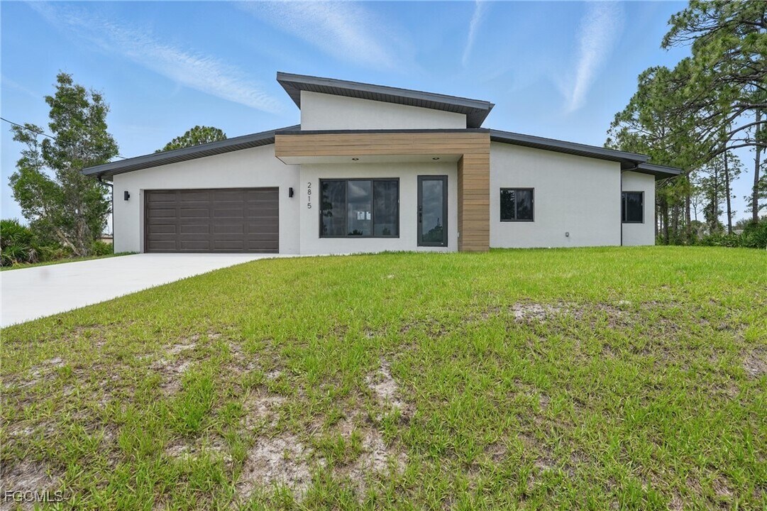 2815 45th St W in Lehigh Acres, FL - Building Photo