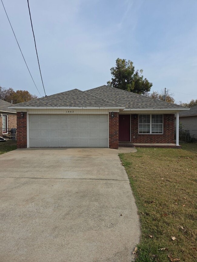 1002 N Greenwich Ave in Russellville, AR - Building Photo - Building Photo