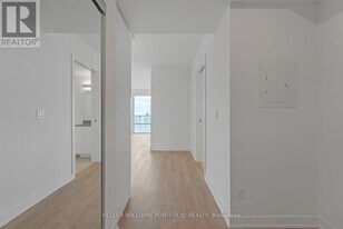 501 Yonge St in Toronto, ON - Building Photo