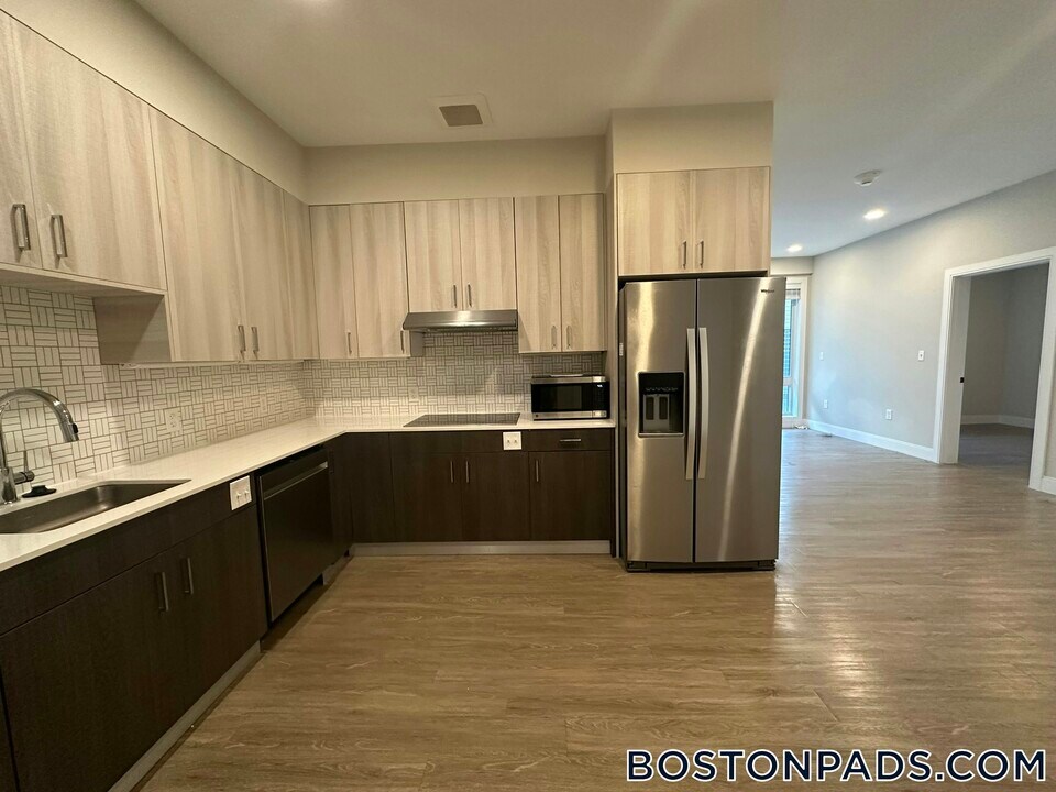 340 Bremen St in Boston, MA - Building Photo