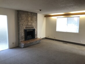645 SW James Pl, Unit A in Pullman, WA - Foto de edificio - Building Photo