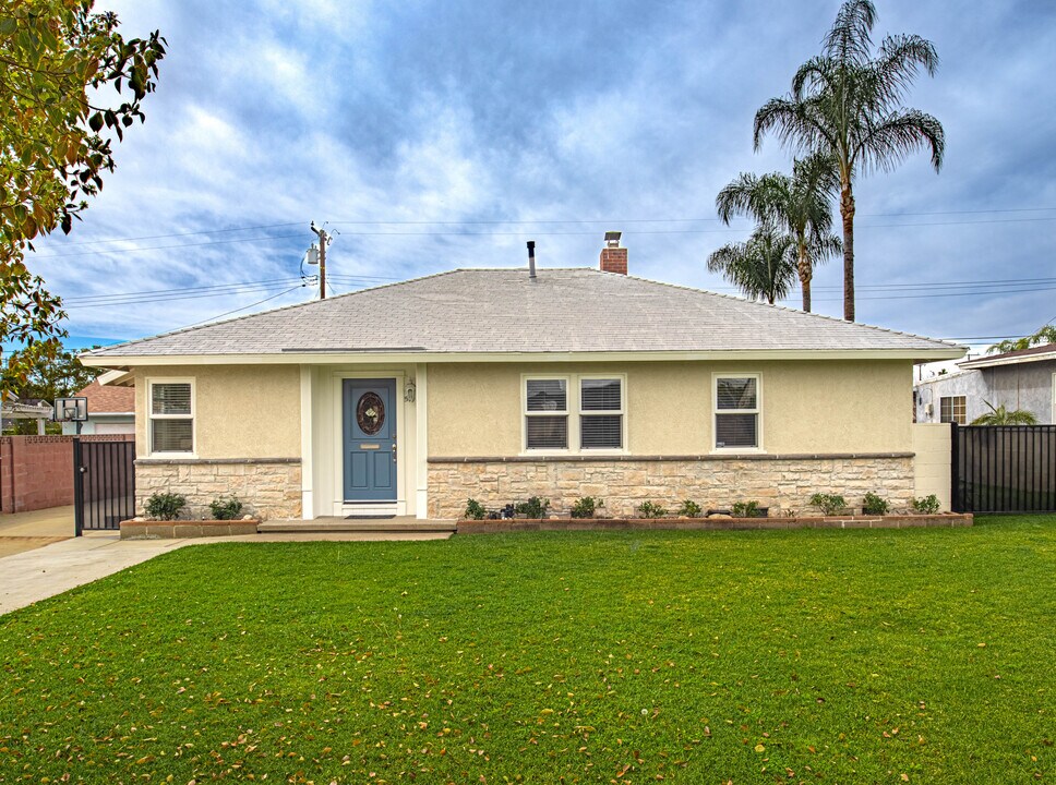 549 N La Sena Ave, Unit Main House in West Covina, CA - Building Photo