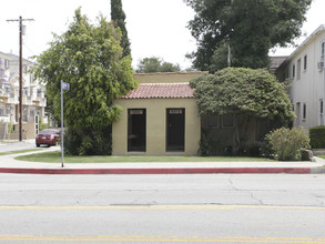 4876-4880 Tujunga Ave in North Hollywood, CA - Foto de edificio - Building Photo