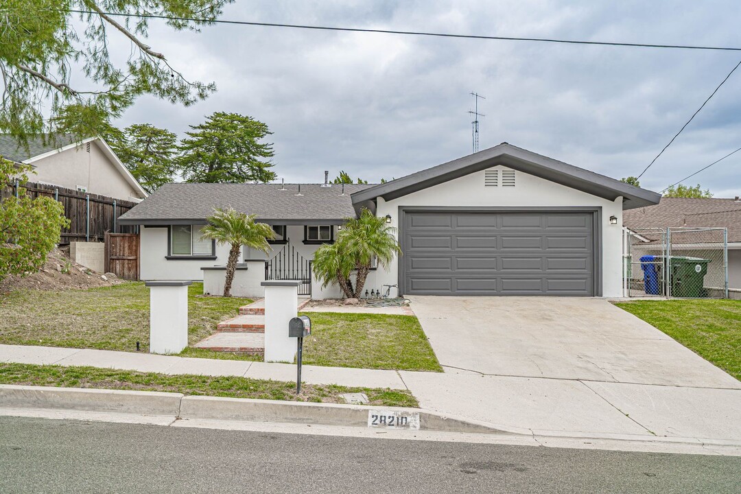 28210 Enderly St in Santa Clarita, CA - Foto de edificio