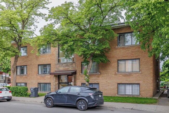 445 Fleury Rue O in Montréal, QC - Building Photo - Building Photo
