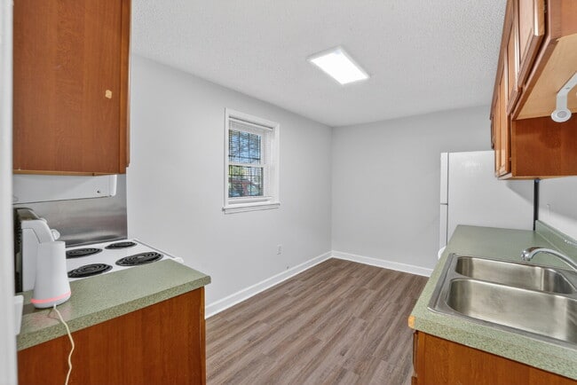 212 W 49th St in Savannah, GA - Building Photo - Building Photo