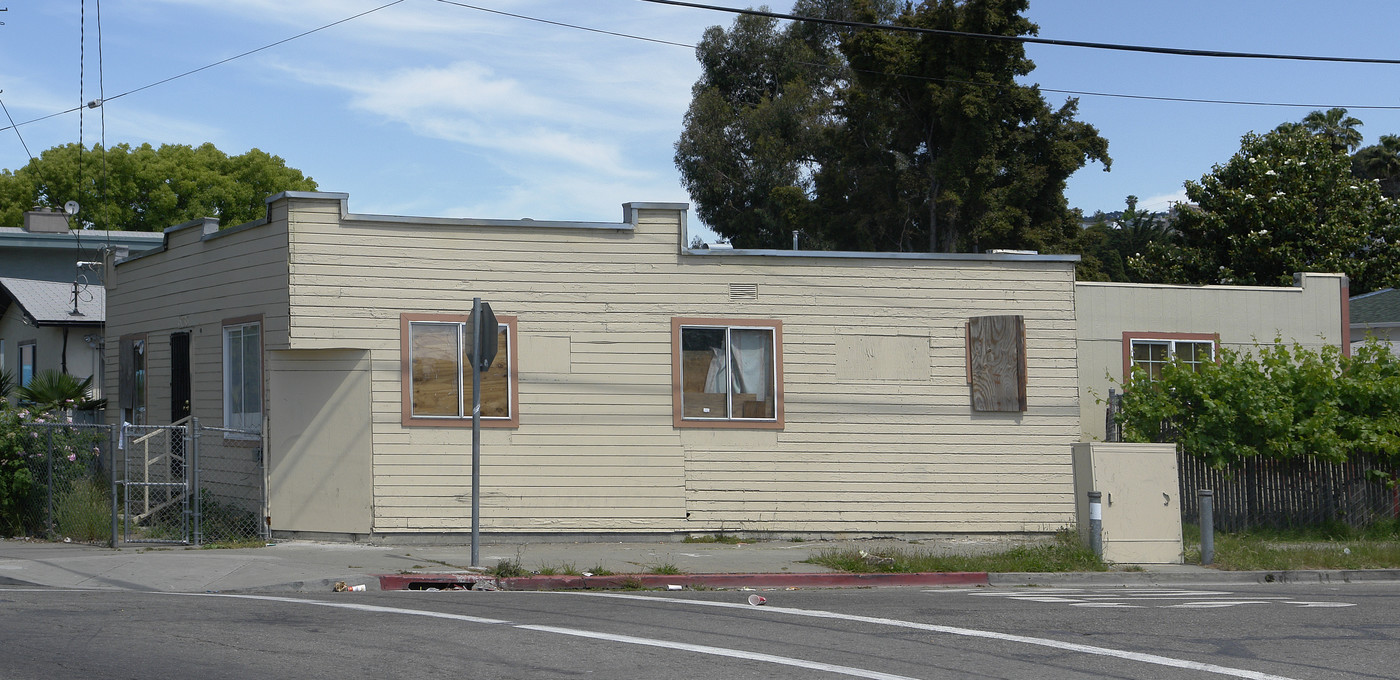 6736 MacArthur Blvd in Oakland, CA - Foto de edificio