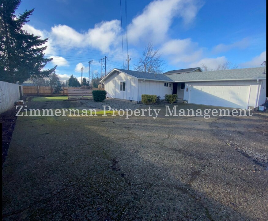 3894 Marshall Ave in Eugene, OR - Building Photo