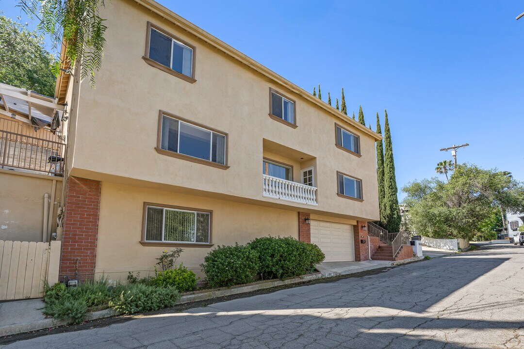 3962 Oakfield Dr in Sherman Oaks, CA - Building Photo