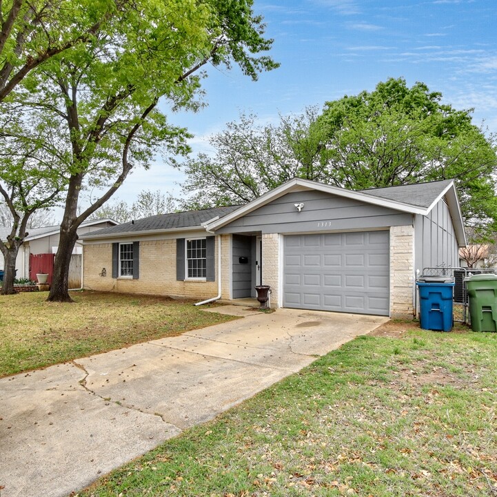 1313 Monaco Dr in Lewisville, TX - Building Photo