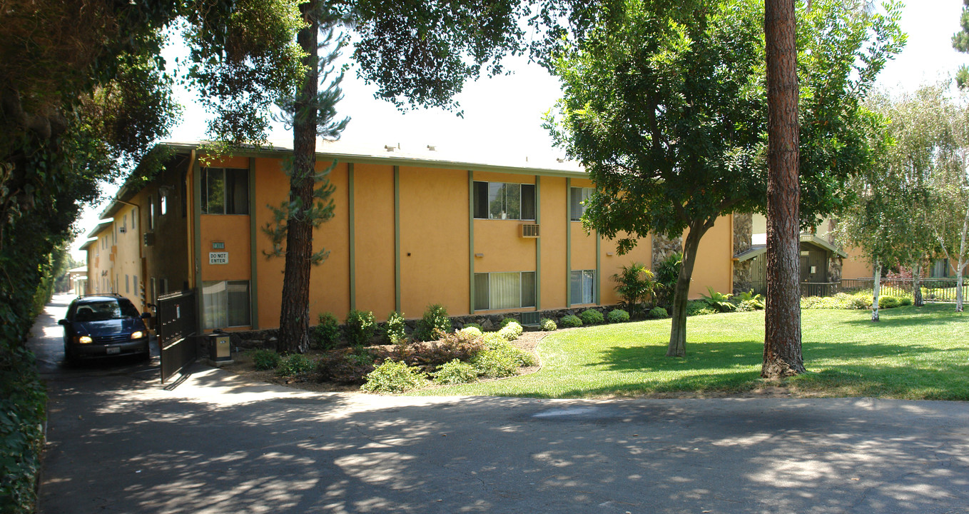 Royal Park Apartments in Monrovia, CA - Building Photo