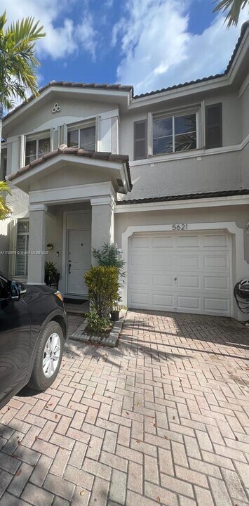 5621 NW 112th Ct in Doral, FL - Foto de edificio