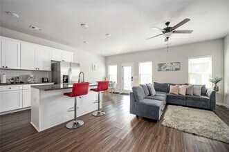 7126 Chara Ln in Atlanta, GA - Foto de edificio - Building Photo