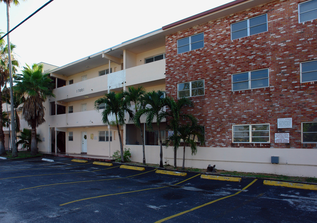 Colonial Sunset Apartments in Miami, FL - Building Photo