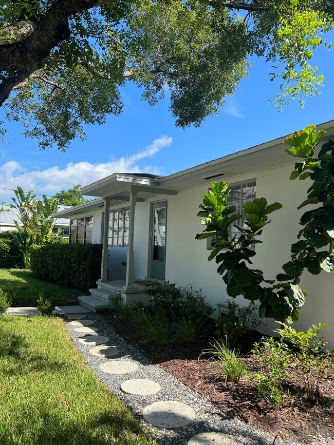 1629 Poinsettia Ave in Ft. Myers, FL - Foto de edificio - Building Photo