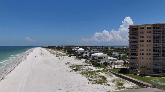 880 Mandalay Ave in Clearwater, FL - Building Photo - Building Photo