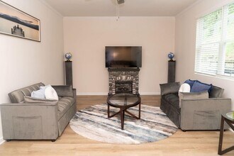 585 River Gdns Dr in Atlanta, GA - Building Photo - Building Photo