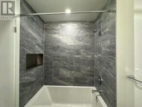 395 Square One Dr in Mississauga, ON - Building Photo - Building Photo