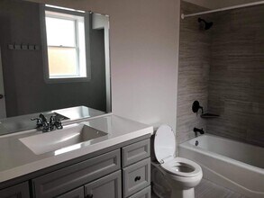 6552 W Roscoe St, Unit 4 in Chicago, IL - Foto de edificio - Building Photo