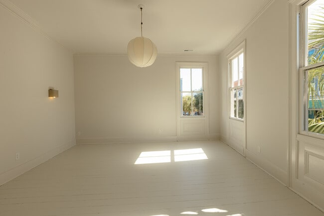 82 Wentworth St, Unit C in Charleston, SC - Building Photo - Building Photo