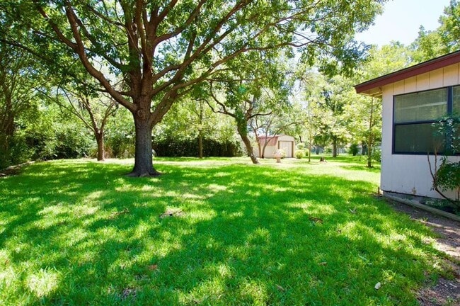 129 Crestwood Dr in Kerrville, TX - Building Photo - Building Photo