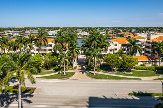 Tropics on Venetian Bay in Naples, FL - Foto de edificio - Building Photo