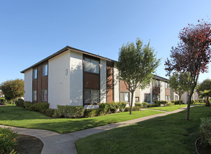 Chestnut Village in Lompoc, CA - Foto de edificio - Building Photo