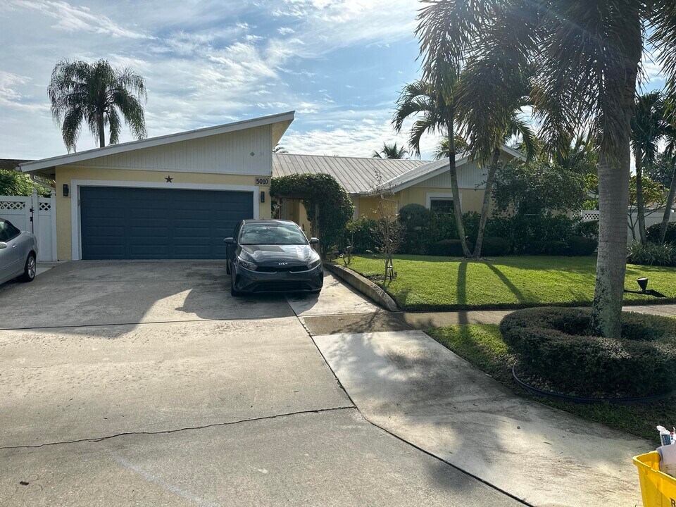 5010 Woodstone Cir N in Greenacres, FL - Building Photo